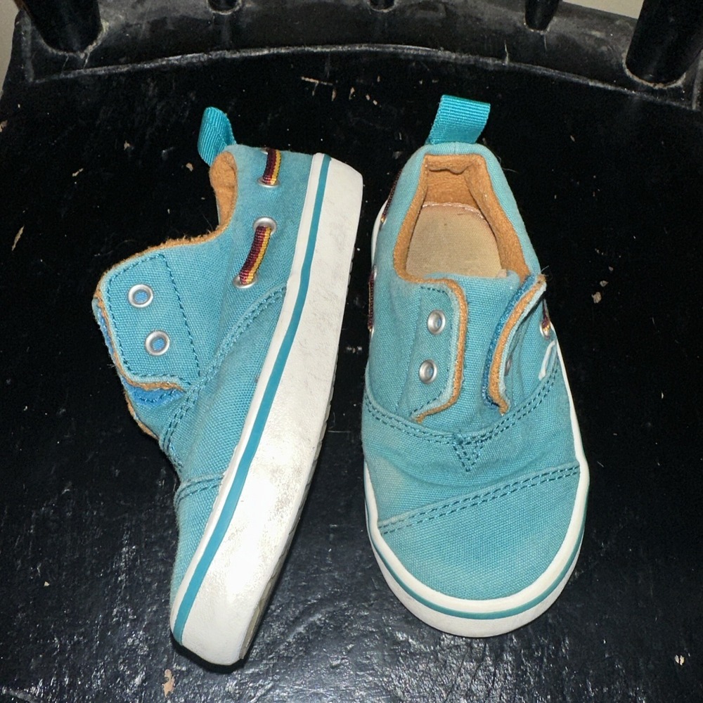 Toms Size 7 US  6 UK Canvas Green Slip Ons Dock Shoes Beach Toddler Canvas
